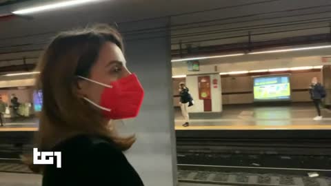 TG1 25/11/2021 - Servizio orwelliano che mostra l' inferno sociale del non dotato di supergreenpass