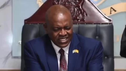 "What?!": Botswana President Mokgweetsi Masisi was shown a half-kilogram diamond 💎 found in the country