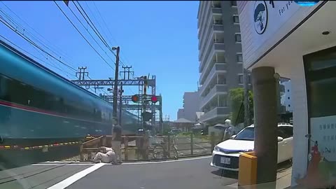 The cyclist snatched the mobile phone from the woman and was running away amazing video full watch