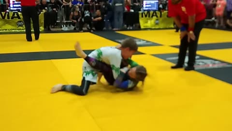 Girl Fights Boy, jiu jitsu, No Gi