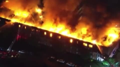 Firefighters & emergency crews battle an intense massive 4-alarm fire at apartment complex