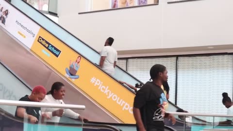 Oups! prank on escalator