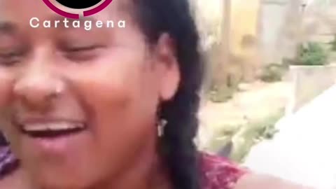 Viral: mujer tira una silla de la felicidad tras recibir ‘los $500 mil de Petro’