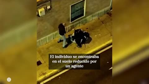 Graban a un policía dando varias patadas en la cabeza a un detenido que estaba en el suelo en Elche