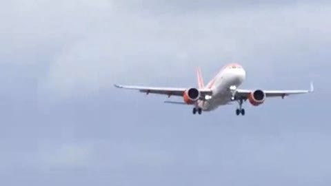 Easyjet Landing Airplanes flying in the sky