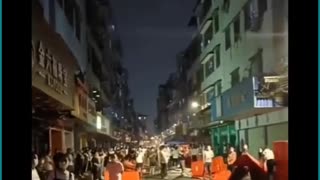 People in the Chinese city of Guangzhou had enough of their government and tear down COVID barricades!