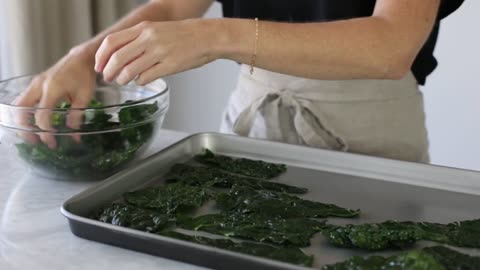 HOW TO MAKE KALE CHIPS crispy, delicious, healthy snack