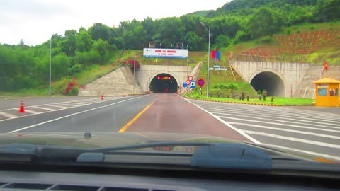 Cu Mong tunnel, 2600 meters long - Hầm Cù Mông, dài 2600 mét