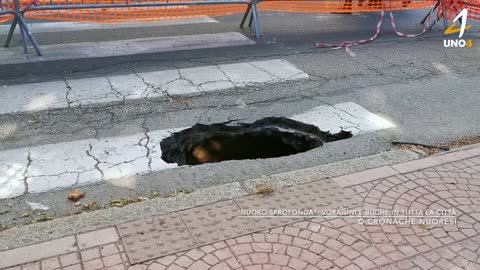 Nuoro:voragini e buche in tutta la città.Ad ogni strada la sua voragine:le "Città bucate italiane".sono così le strade in Italia passando la dogana di Brogeda dal confine svizzero fino al Sud Italia giusto??