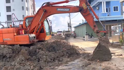 DOOSAN DX-300-LC-HD Excavator Dig mud Dirt To prepare drainage and roads Be Tong