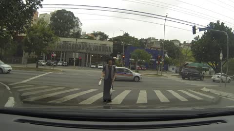 Are you annoying at the traffic lights ? No problem, he will entertain you