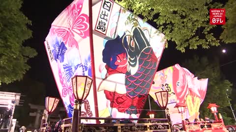 Five ton festival floats clash in central Japan