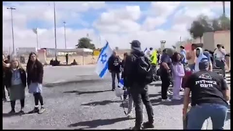 Israeli settlers prevent humanitarian aid truck from reaching Gaza