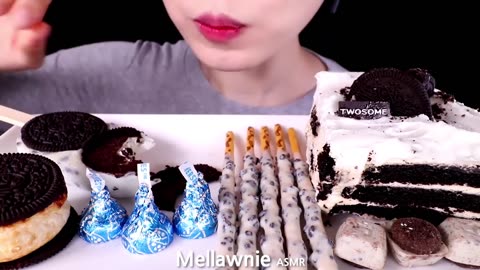 OREO CHOCOLATE ICE CREAM , CAKE MARSHMALLOW AND COOKIES AND CREAM | ASMR MUKBANG .