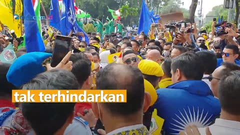 Aksi Dorong-dorongan Massa Tak Terhindarkan saat KIB Tiba di KPU