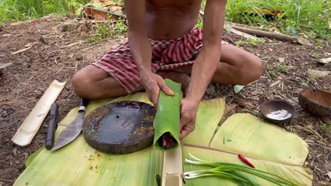 COOKING FISH IN BAMBOO TUBE/ PRIMITIVE WAY