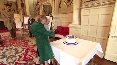 Queen Elizabeth cuts cake to mark 70 years of rule