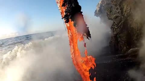 Amazing up close footage of laava faling on the sea