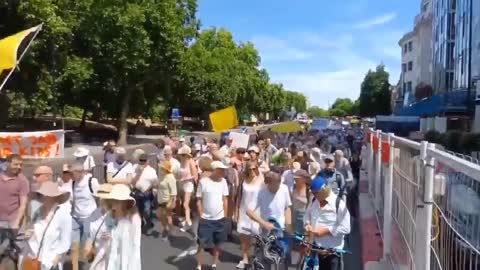 Thousands of British Protesters Flood the Streets of London to Support Those Killed or Injured by the Jab