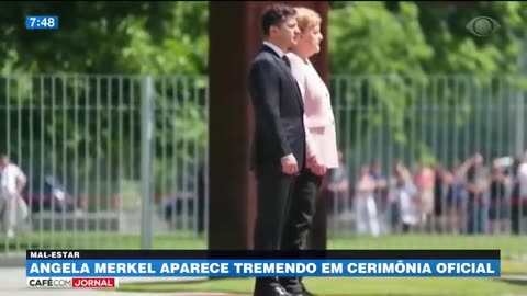 Angela Merkel aparece tremendo em cerimônia oficial