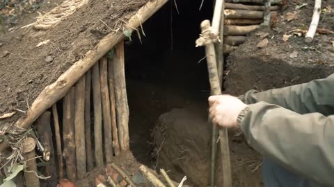 Building complete and warm survival shelter - Bushcraft earth hut, grass roof & fireplace with clay