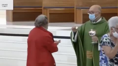 Falso sacerdote da comunion en la mano (portugal?