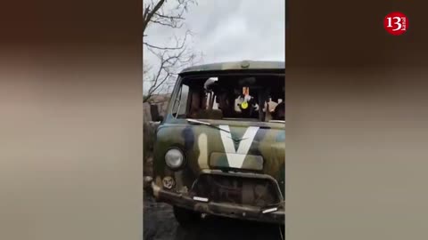 "The drone destroyed our vehicle" - Russian soldiers show the vehicle hit by the Ukrainian drone