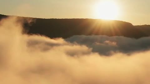 Although the setting sun sets on the hillside, it is already bright in autumn