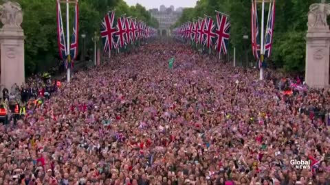 Queen Elizabeth Waves during appearance at the Platinum Jubilee celebration finale