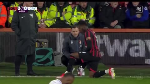 Un estadio se detiene durante un partido de fútbol de la liga inglesa