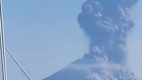 el momento exacto en que un volcan entra en ERUPCION