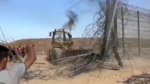 Palestinian bulldozer removing part of Gaza Strip fence