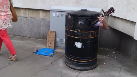 A very very funny street artist !