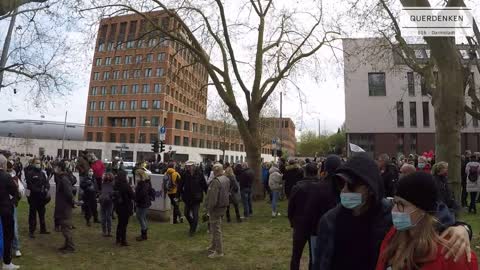 Es reicht! Demo in Wiesbaden - incl. rechtswidriger Einkesselung von tanzenden Menschen