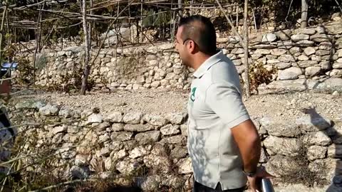 camminiamo attraverso un villaggio del 1 secolo ricostruito a Nazareth,in Galilea come al tempo di Gesù.In particolare un campo agricolo del tempo di Gesù con strumenti del tempo.Molto probabilmente dove Gesù avrebbe lavorato,da bambino. DOCUMENTARIO