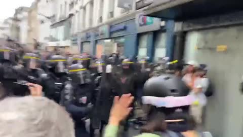 Clashes between Macron's minions and protesters.