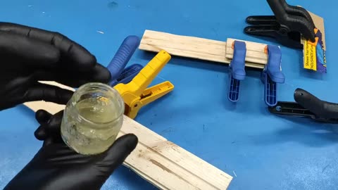 Don't buy super glue, make it yourself in 2 minutes from vinegar!