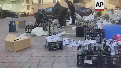 Ukrainians in Kyiv prepare Molotov cocktails