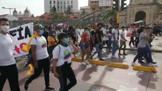 Estudiantes protestan desde la Torre del Reloj