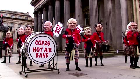 'Big head' world leaders play in Scottish pipe band