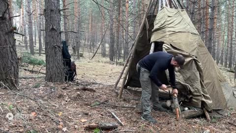 Camping - in - tents - with - my - daughter - - - baking - pizza - in - the oven