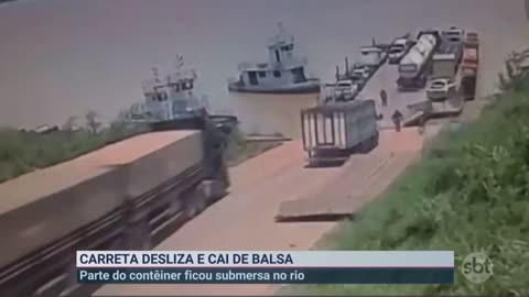 Carreta desliza de balsa e cai em rio no Amazonas | Primeiro Impacto