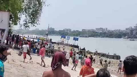 Dangerous high tide in Ganga River