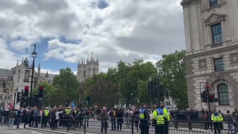 BASED AMY VS MET 1 JUNE 2024: LAWFARE LONDON: MADE IT THROUGH BARRIER!! VIDEO 8