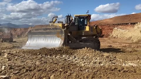 003. Huge Komatsu D475 Bulldozer Ripping Hard Rock For 1 Hour - Mega Machines Movies