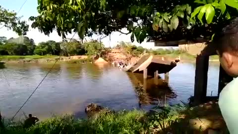 Ponte desaba e veículos caem em rio na BR-319 no Amazonas