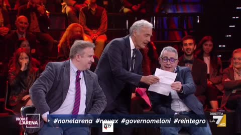 Pregliasco canta Tu scendi dalle stelle o vaccino bello dicembre 2021