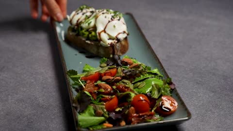 Schnelles und herzhaftes Frühstück! Knuspriges Brot mit einem perfekt pochierten Ei