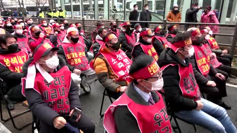 S. Koreans shave heads in COVID protest