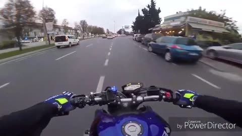 Motard fou qui prend pleins de risque attention !